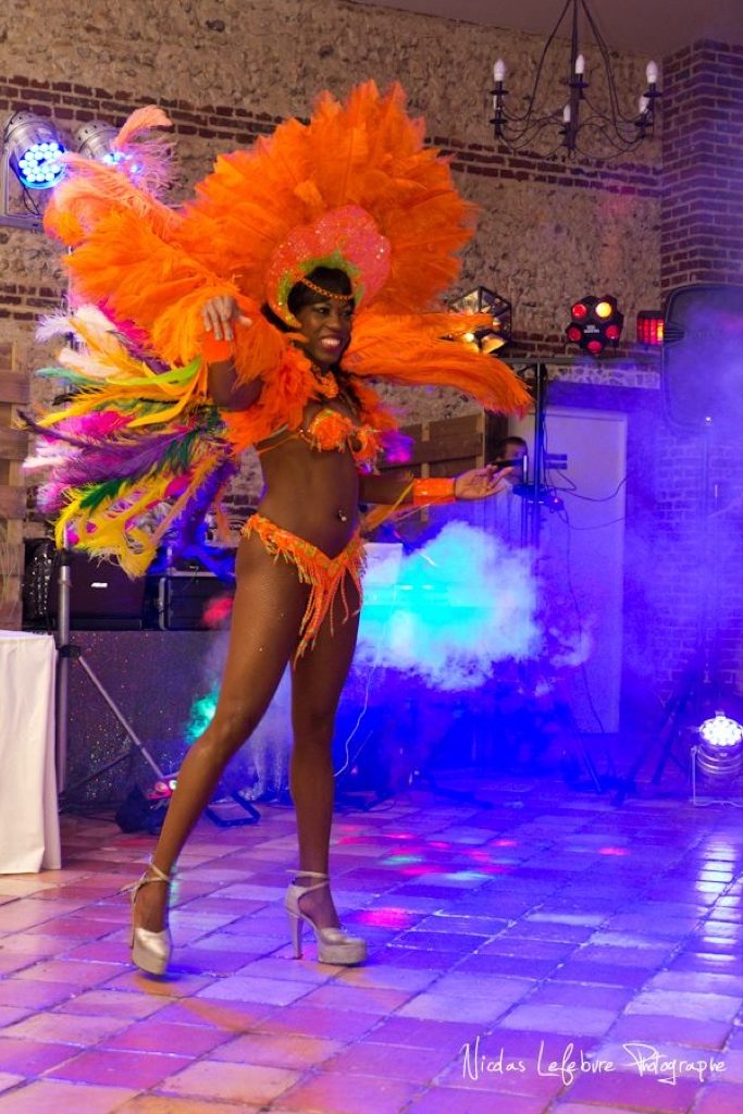 Salle de réception danseuse